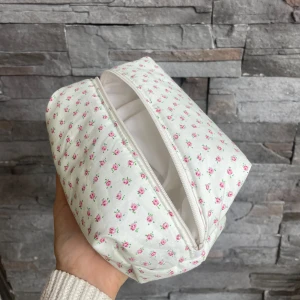 BOXY NECCISÄR - Säljer en egensydd neccisär i boxform! Neccisärer är ca 12x20cm stor, med ett rosigt tyg på utsidan och ett vitt enkelt på insidan🩷🩷🩷