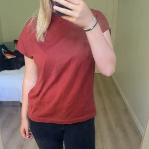 T shirt - Säljer den här tröjan ifrån Zara! Färgen är inte lika röd som på mina bilder utan stämmer mer överens med bilden på hemsidan!❤️‍🔥