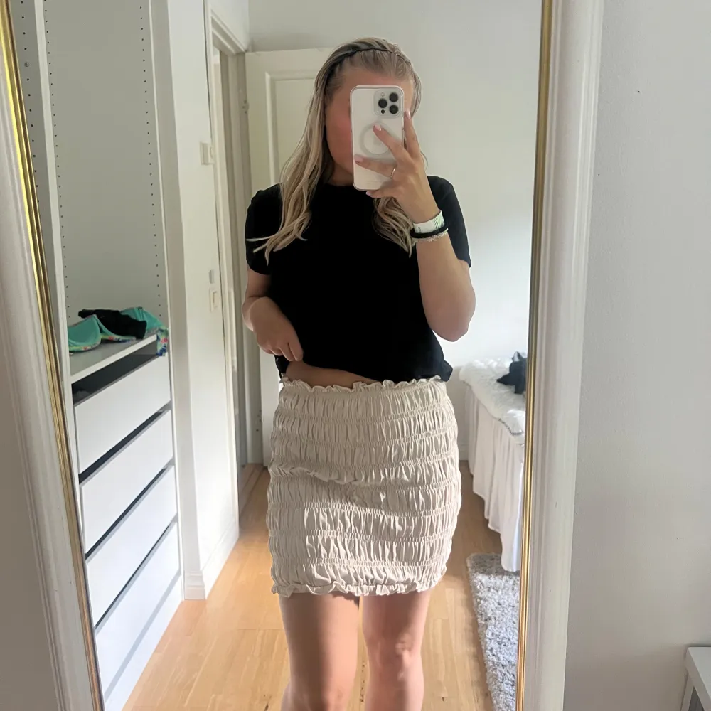 Kjol från NELLY, NLY Trend. Strl S. Använd få gånger så i fint skick. 📷 Säg till om du vill ha fler bilder så fixar jag det. 💸 Vid snabb affär kan ja tänka mig att sänka priset. ✉️ Köparen står för frakten. 📍 Kan mötas upp i Tyresö.. Hameet.