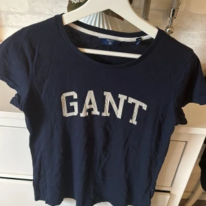 Mörkblå gant tshirt - Oanvänd mörkblå gant tshirt. Köpt på gants hemsida och är i storlek S