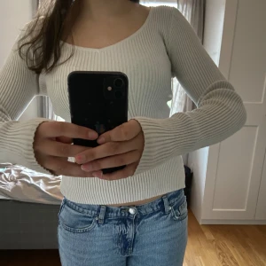Ribbad tröja  - En jätteskön och snygg långärmad tröja från Kappahl!💓 Ca 2 år gammal men inga defekter😊 Storlek S men väldigt stretchig så kan funka för M/L med!  