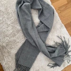 Grå halsduk - Oanvänd! 