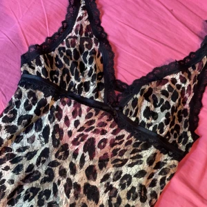Victoria secrets nattlinne  - Victoria secret nattlinne med leopard mönster och spetts. Jag köpte den på beyond retro men har aldrig använt den. 
