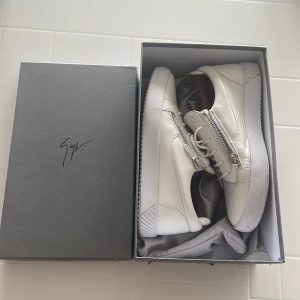 Giuseppe zanotti - Jätte fina skor som tyvärr inte passar mig längre.skorna är i bra skick med inga skador.kvitto och box följer med 