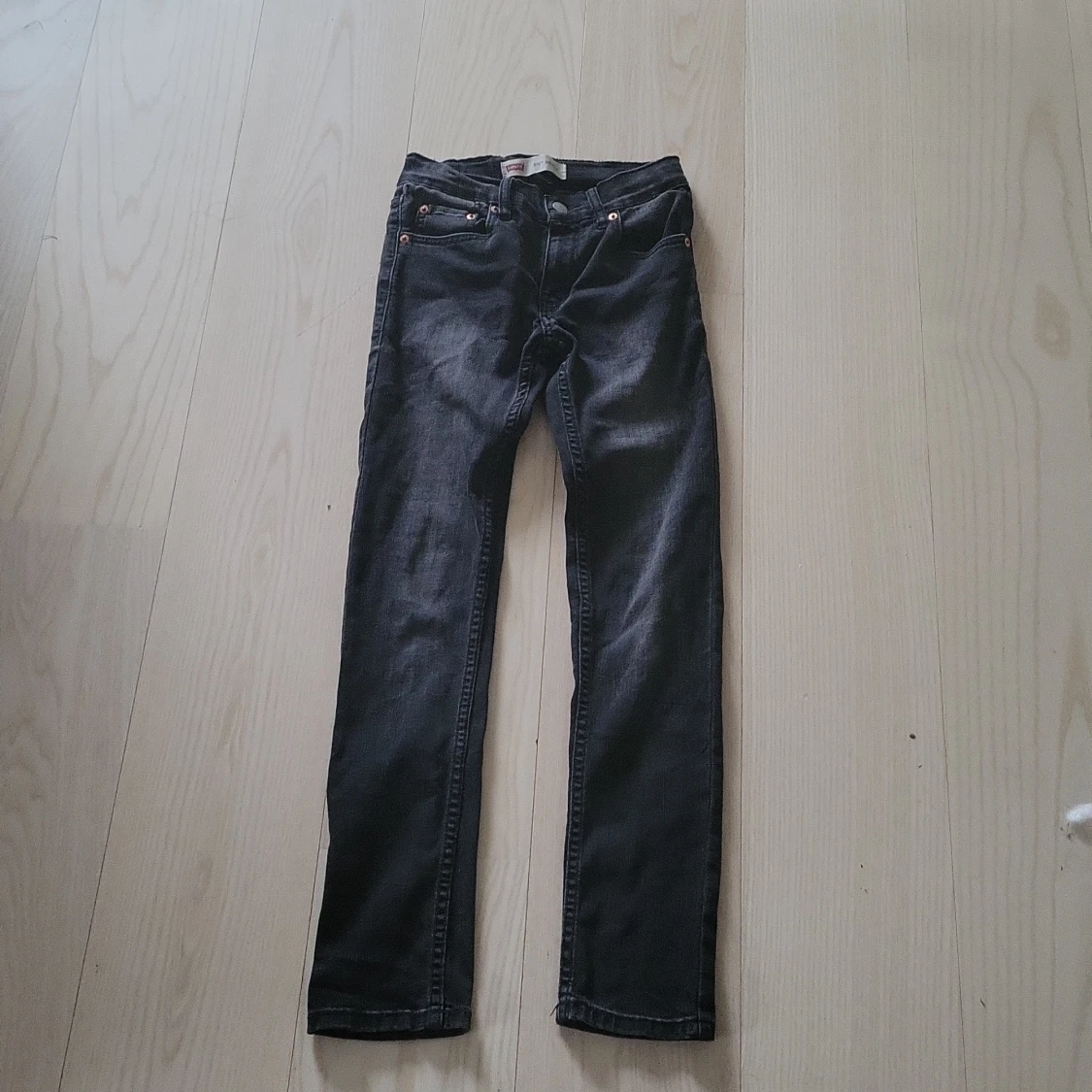 Jag säljer jeans från Levis som har blivit använd en gång! Byxorna är jätte fina !!!