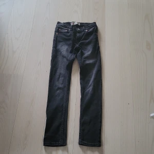 Jag säljer jeans från Levis som har blivit använd en gång! Byxorna är jätte fina !!! - Svarta skinny jeans , vet inte storlekan riktigt men i barn storlek