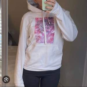 Säljer denna thecoolelephant hoodie som jag inte använder. Den är som ny! Skicka om du vill ha fler bilder! 😇😇😇