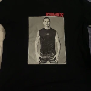 Dsquared2 Icon Tshirt - Har tänkt mig att sälja min Dsq2 Icon tshirt som är storlek L då den har blivit liten på mig, nyskick det är slimfit passar s-m och även L