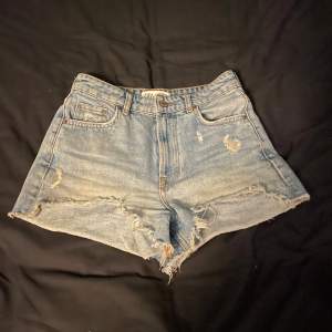 Ett par supersnygga blåa shorts från Zara i storlek 34 som jag köpt här på Plick. Jag säljer pågrund av att shortsen var för stora för mig🥰 skriv till mig om frågor eller om fler bilder💕