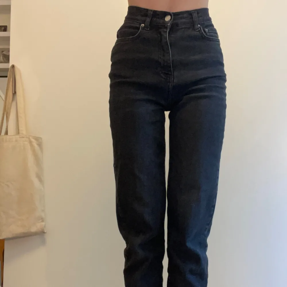 Svarta högmidjade momjeans från Gina Tricot🖤 Säljer pga att de är lite för korta för mig (jag är 172 cm)💘 Passar dock superbra på mig i midjan för referens!! Jeansen är välanvända, men i bra skick! Inköpta för 500 kr.. Jeans & Byxor.