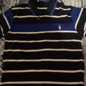 Polo t shirt  - Hej säljer min nya polo t shirt den är alldeles ny aldrig använt säljer pga lite på mig storlek M men passar S