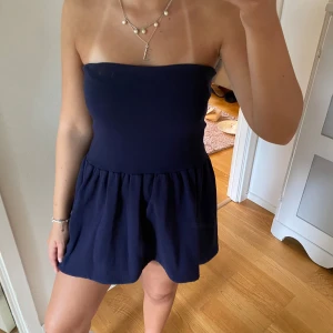 Zara klänning  - Så fin marinblå klänning från zara, storlek S🌸