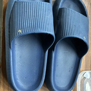 Halv slitna  happy flopps  - Hej jag säljer ett par halv slitna happy flopp. I storleken 38-39 i mörkblått/marin blått fick dom för ca ett års säljer dom pga att jag har växt ur dom . Skriv till mig om ni vill veta något mer .😄😁