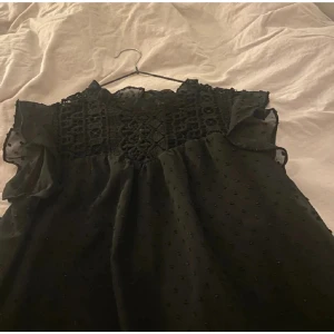 Svart blus  - Säljer min svarta blus då den inte kommer till användning längre❤️ använd två gånger.  Skriv privat för mer bilder.  Priset går att diskutera.  (Lånad bild) 