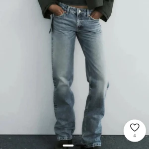 Populära lågmidjade raka jeans från Zara   - Ljusblåa raka jeans från Zara i superfint skick i storlek 34 Innerbenslängden: 84/85 cm💘