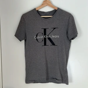 Calvin Klein t-shirt - Calvin Klein t-shirt i storlek S. Sparsamt använd och i gott skick.