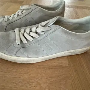 Snygga Tod’s sneakers i gott skick. Ljusgrå mocka med vit sula. Använda ett fåtal gånger.