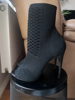 Klackar från zara - Snygga svarta klackar. Använda fåtal ggr. 