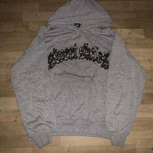 SweetSktbs Hoodie  - Nice Hoodie från Junkyard av märket Sweetsktbs "Arch"  nypris 800 Det är bara att skriva om du har några frågor eller vill ha fler bilder 