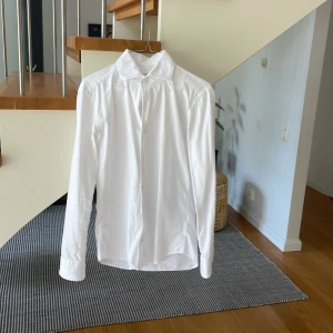 Luca Faloni skjorta  - Sparsamt använd vit luca faloni skjorta  Skick 9/10 Material-bomull. Storleken motsvarar xs 