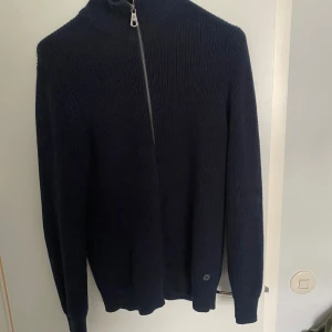 Dreimaster zip tröja  - Hej här har vi en zip tröja från Dreimaster. Den är knappt använd och i ett bra skick. Storlek M, jag är 186 och ganska välbyggd och den är lite för liten på mig.  Pris:  Nypris: ca 1300:- Mitt Pris: 400:-  MvH Artur H 