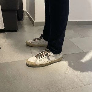 Sköna SAINT LAURENT skor - Säljer ett par saint Laurent skor för väldigt bra pris  Skick 6/10 Säljer så billigt eftersom jag inte har någon låda eller dustbag   Storlek 43/44 Ny pris 5000kr Äkta ✅ Billigaste på Plick 