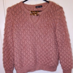 Mellan rosa stikad fluffig tröja  - I ny skick , sparsamt använd , använd 1 till 3 gånger 😊 Hel och ren och fräsch och fin och väldigt mjukt och skönt och fluffigt tyg/material 😊 Passar på sena sommarkvällar , och passar nog till hösten och vintern också 😊  För mer info fråga gärna 😊💞