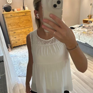 Vit blus - Säljer denna vita blus då den inte kommer till användning längre.  Den är i storlek M men passar mig som brukar bära xxs / xs / s hör gärna av dig vid frågor