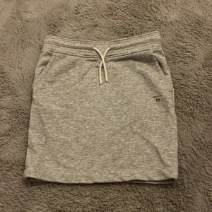 Gant kjul - Gant kjol som helt ny i färgen grå. Storlek S Passformen är perfekt 