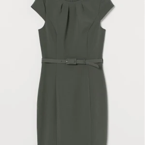 Grön klassisk klänning - Fin klassisk grön klänning med bälte från H&M. Underklänning inuti. Dold dragkedja baktill. Storlek 36. Originalpris: 299 kr. Upphämtning i Malmö möjligt. 