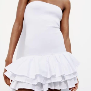 Vit volang mini klänning från zara  - En vit volang klänning från Zara. Lappen är kvar den är endast provad. Skickas med original förpackning. Säljs pågrund av att den va lite för kort. Pris kan diskuteras 💕