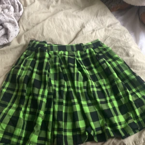 Kjol Grön/Svart Hottopic - Oandvänd grön-svart rutig kjol från hottopic, med bra kvalite och skönt material. säljs för 90kr pga att den är från usa och säljs inte längre❤️ vänligen köp om intresserad! Original pris köpt: 300kr ish