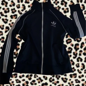 Adidas kofta - Jätte fin marin blå adidas kofta. Passar M/L. Den är lite trasig där nere vid dragkedjan men inget som har varit ett problem.💘 skriv om ni har frågor!🙏 lägg gärna prisförslag😊