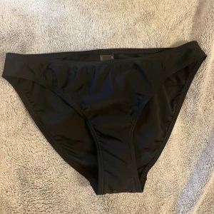 Svart basic bikiniunderdel - Aldrig använd, svart basic men snygg bikini! Säljer då den är för stor❤️