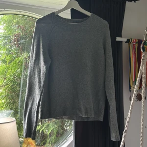 Grå tröja  - Säljer en grå tröja från vero Moda. Använd men i bra skick 