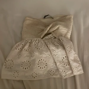 Topp - Topp från zara i storlek XS som inte säljs längre. Jätte bra skick och har används 1 gång. Säljer pga att den var för liten. Betalas via Swish❤️