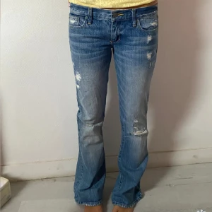  JEANS  - Kollat intresse på dessa jätte snygga jeansen❤️❤️ skriv vi frågor eller fler bilder  midjemått= 38/39 Innerbenslängd=84