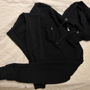 Croppad huvtröja  - Använd få gånger. I mycket bra skick