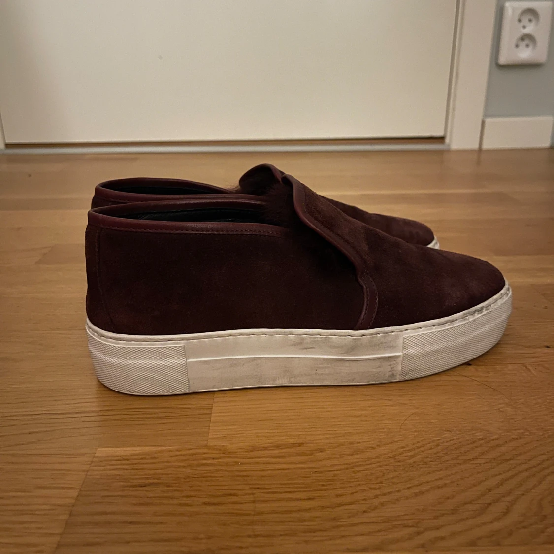 Vinröda skor utan snöre