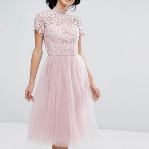 Rosa klänning - Rosa spetsklänning, storlek S. Märket är Chi Chi London, köpt flera år sen från Bubbleroom Använd en gång, så perfekt skick! 😊