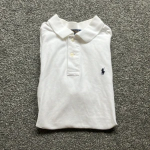 Ralph lauren piké - Skit snygg ralle piké med okej skick 8/10 skick liten fläck på magen som inte syns när man har på sig den nypris 1100 mitt pris 250