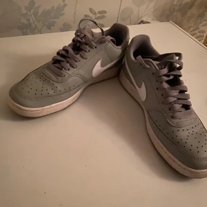 Nike Skor  - I bra skick inga repor eller skador.   Storlek 42  Pris går att diskuteras vid snabb affär.
