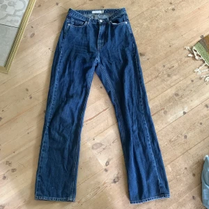 Supersnygga Carin Wester jeans! - Sjukt snygga Carin Wester jeans som knappt är använda, de är rätt highwaist  men om man är längre kan man ju ha de mer lowwaist😃