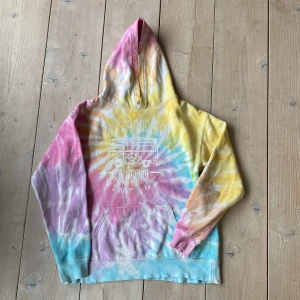 Tiedie hoodie san fransisco  - En supersöt hoodie som är köpt i San Fransisco! Säljer pga för liten.. Skulle säga att den passar stl160/164 eller xxs/xs, enligt lappen står det youth L