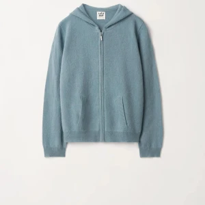 Zipup hoddie - Blå zipup hoddie i Kashmir från soft goat barnavdelning. Aldrig använd.  Orginal pris 1595 kr men säljer för 900 kr.