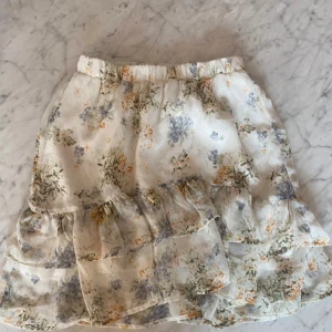 Kjol - Säljer denna super söta kjolen då den inte kommer till användning. Den är i bra skick utan några defekter.🩷