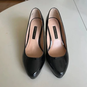 Svarta klackar - Som nya