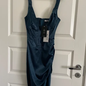 Klänning - En ny klänning som är oanvänt. Passar till ball och fest 