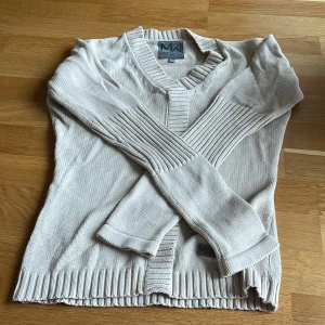 Jättefin ridtröja  - Säljer min ridtröja från Martha ridewear. Säljs för den inte kommer till användning. Strl S. Fint skick, 25 kr. Köparen står för frakten!