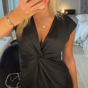 Fest topp - Sååå snygg o har knappts används, dragkedja i ryggen. Passar xs s o m 